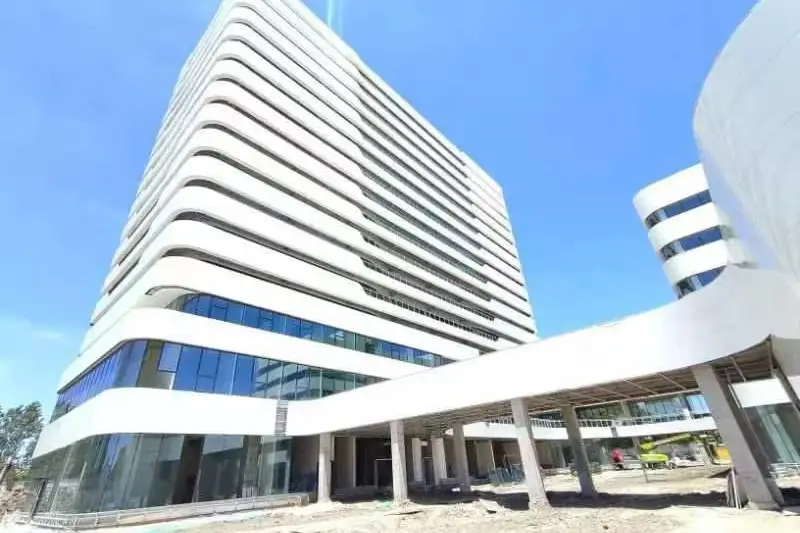 Hospital tower with curved white horizontal facade bands